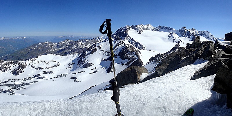 #4 Vue depuis la crête : Le versant Sud du Col du Bouchet et le massif du Péclet au loin. Vue depuis la crête : Le versant Sud du Col du Bouchet et le massif du Péclet au loin.