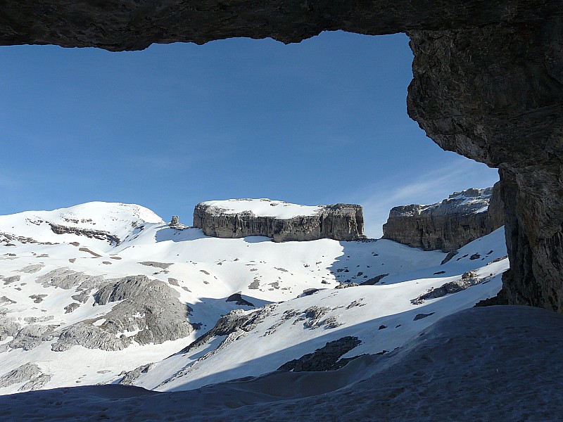 #4 Le Taillon et la brèche : depuis le porche de la grotte Casteret Le Taillon et la brèche : depuis le porche de la grotte Casteret