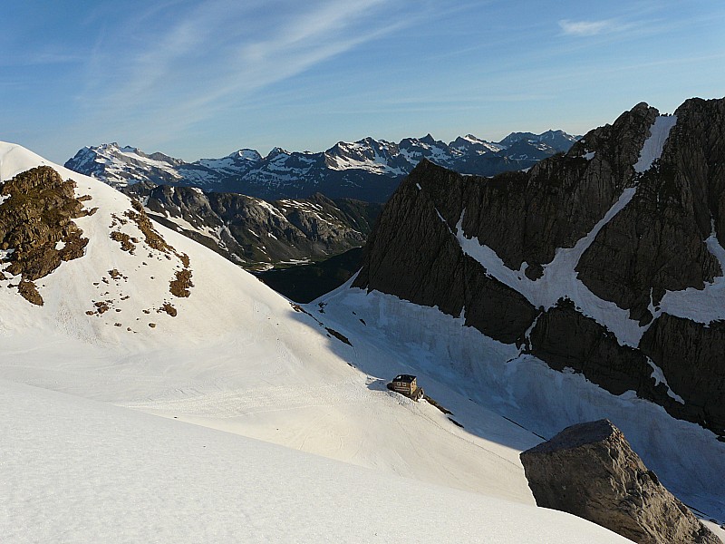 #2 Refuge de la Brèche : et le Vignemale en fond à gauche Refuge de la Brèche : et le Vignemale en fond à gauche