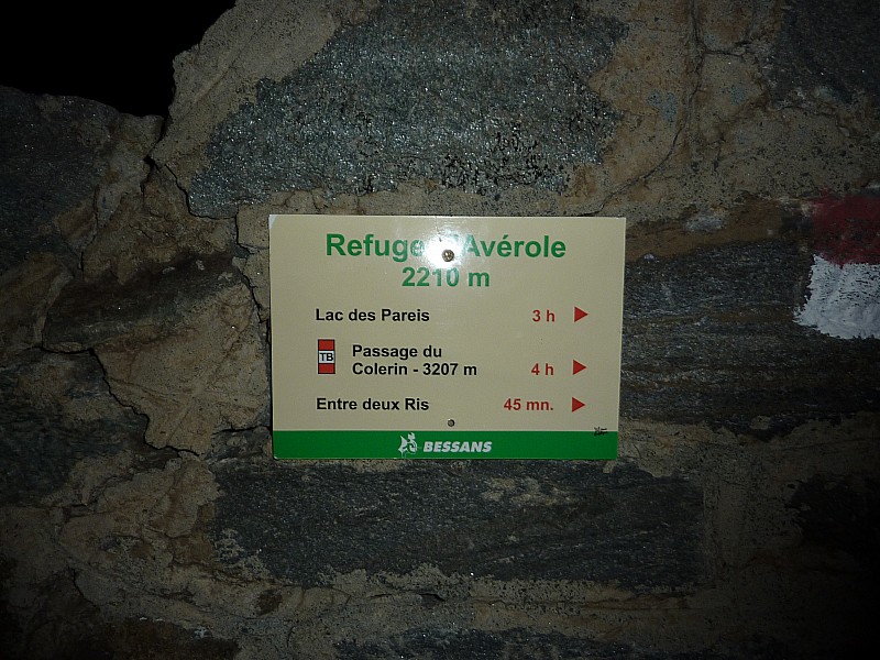 #1 Refuge d Refuge d'Avérole : C'est par là. Le jour arrive, c'est avec hier les plus longs jours de l'année.