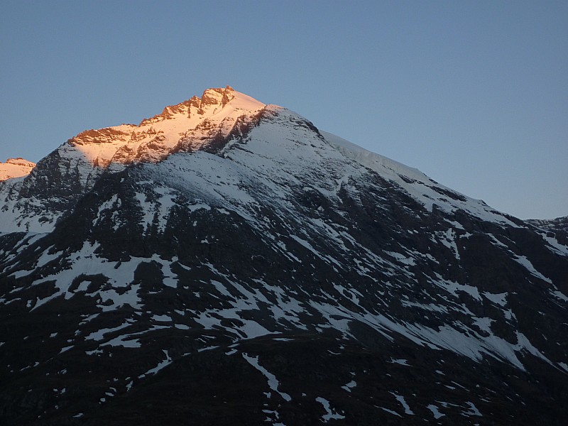 #2 Charbonnel : Lever de soleil sur la montagne des montagnes. Charbonnel : Lever de soleil sur la montagne des montagnes.