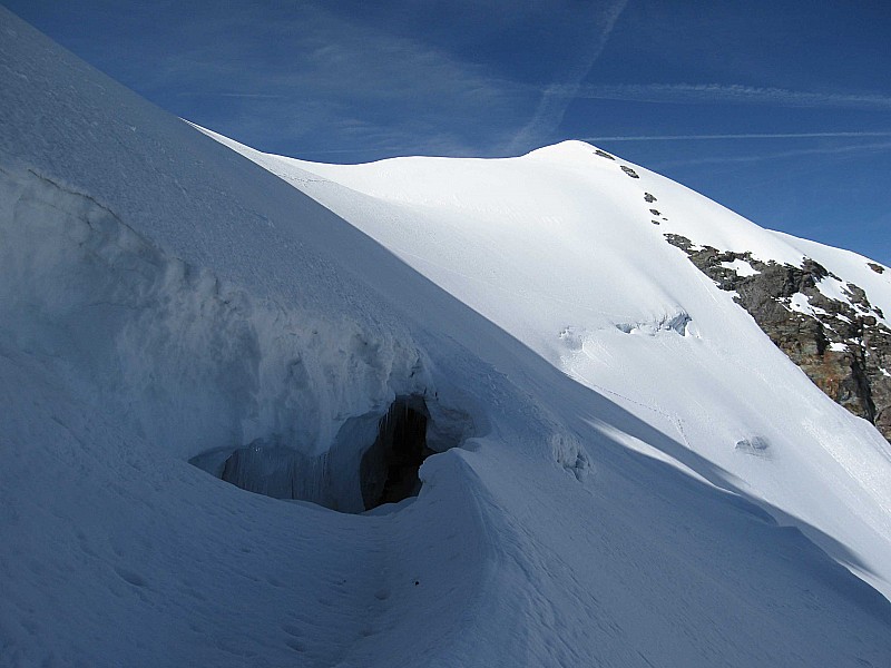 #3 crevasse : sous le col des roches ; passage bien bouché sur les bords crevasse : sous le col des roches ; passage bien bouché sur les bords
