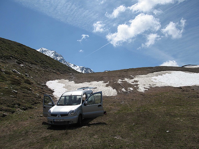 #12 kangoo : un peu juste pour monter la piste bleue ! arret à 2280. kangoo : un peu juste pour monter la piste bleue ! arret à 2280.