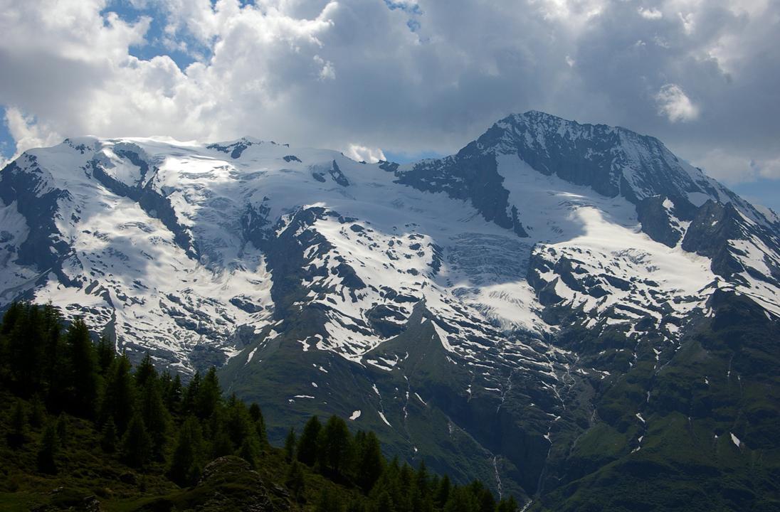 #14 La Savoie : Invité par le Team BSM Alpinism & Trail, j La Savoie : Invité par le Team BSM Alpinism & Trail, j'ai bénéficié d'un excellent pique-nique amical (bière, quiche, lunettes de Romans...) devant une perspective qui rappelle le film LA TRACE... il y a peu encore, le Monal, pays des colporteurs