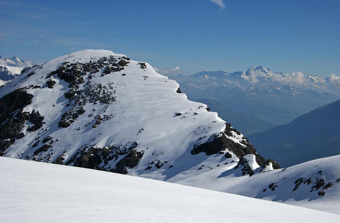 #4 La Pointe des Mines, face W : Retour sur la Pointe des Mines (ou Bec de Suessa) qui vient d La Pointe des Mines, face W : Retour sur la Pointe des Mines (ou Bec de Suessa) qui vient d'être traversée. L'enneigement abondant de la Face W a réservé un grip en neige non dégelée excellent... une sorte de billard rapide, fuyant, mais très résista