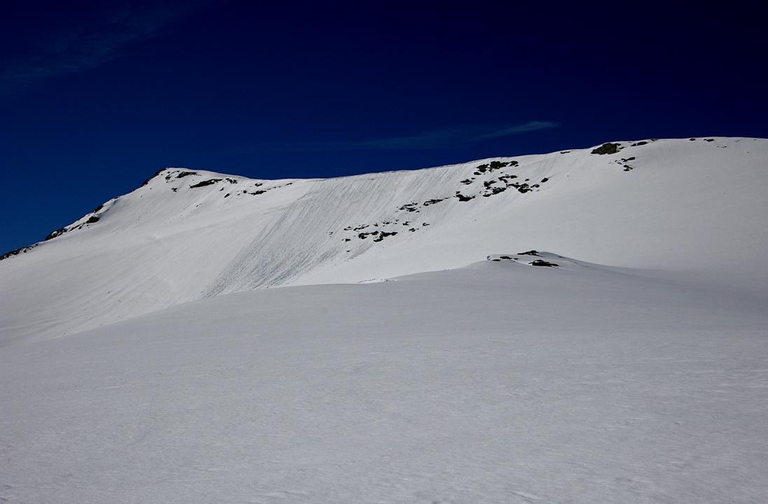 #3 En direction du sommet : Moment de grâce sur le glacier supérieur des Balmes: des grands dômes à remonter... mais de chaque côté, des effondrements que l En direction du sommet : Moment de grâce sur le glacier supérieur des Balmes: des grands dômes à remonter... mais de chaque côté, des effondrements que l'on devine.