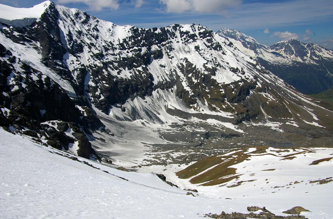 #11 Face à Pierre Pointe : La grande combe du Col des Mines, face à Pierre Pointe, réceptacle à neige particulièrement abondant ce 26/06/2010... neige lissée par les chutes de la semaine dernière... donc pas de sensations de neige de fin de saison. Face à Pierre Pointe : La grande combe du Col des Mines, face à Pierre Pointe, réceptacle à neige particulièrement abondant ce 26/06/2010... neige lissée par les chutes de la semaine dernière... donc pas de sensations de neige de fin de saison.