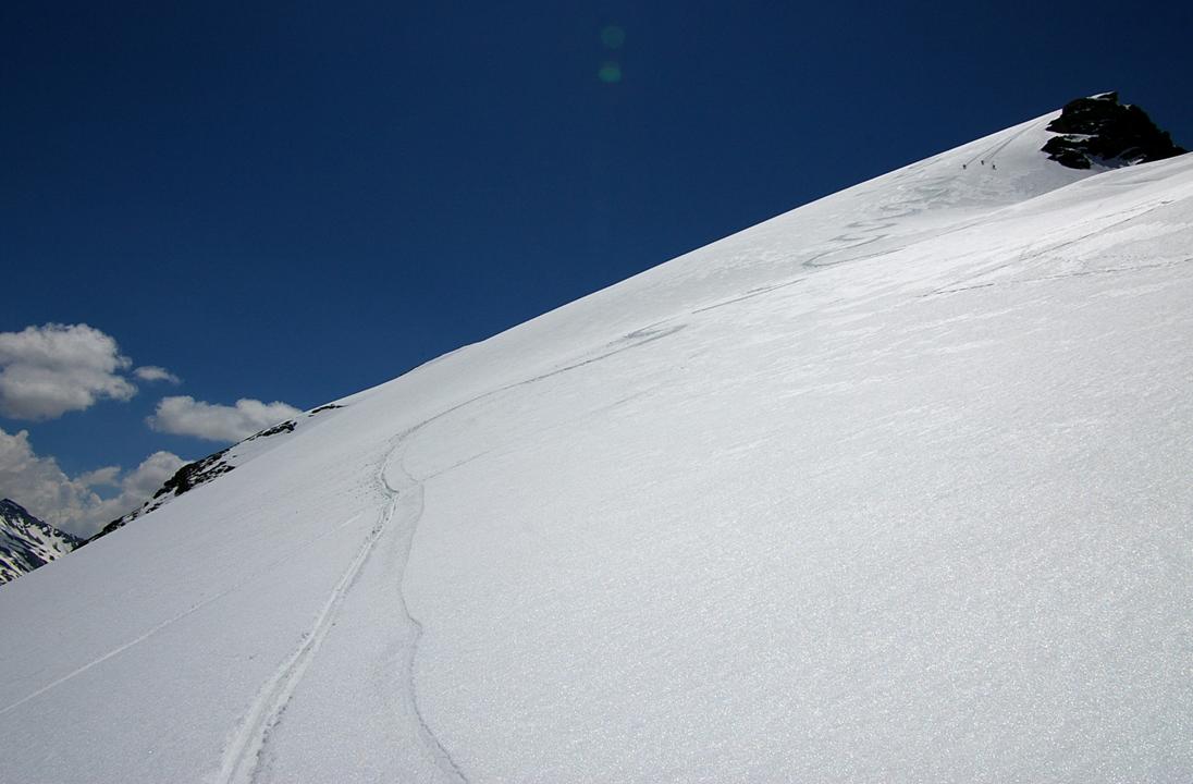 #10 Descente Pte des Mines : Toujours du très bon ski dans la face N de la Pointe des Mines. neige un peu plus profonde sur la partie inférieure du glacier. Le team BSM en mode avance frontale "dré dans le pentu". Descente Pte des Mines : Toujours du très bon ski dans la face N de la Pointe des Mines. neige un peu plus profonde sur la partie inférieure du glacier. Le team BSM en mode avance frontale "dré dans le pentu".