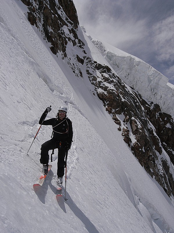 #5 Eric sous le verrou : Sorti des difficultés !
Derrière Eric, on voit l Eric sous le verrou : Sorti des difficultés !
Derrière Eric, on voit l'étroit passage qui permet de franchir le verrou. A la descente, on a essayé de passer à skis en traversant plus loin, mais il a quand même fallu déchausser sur 5 m.