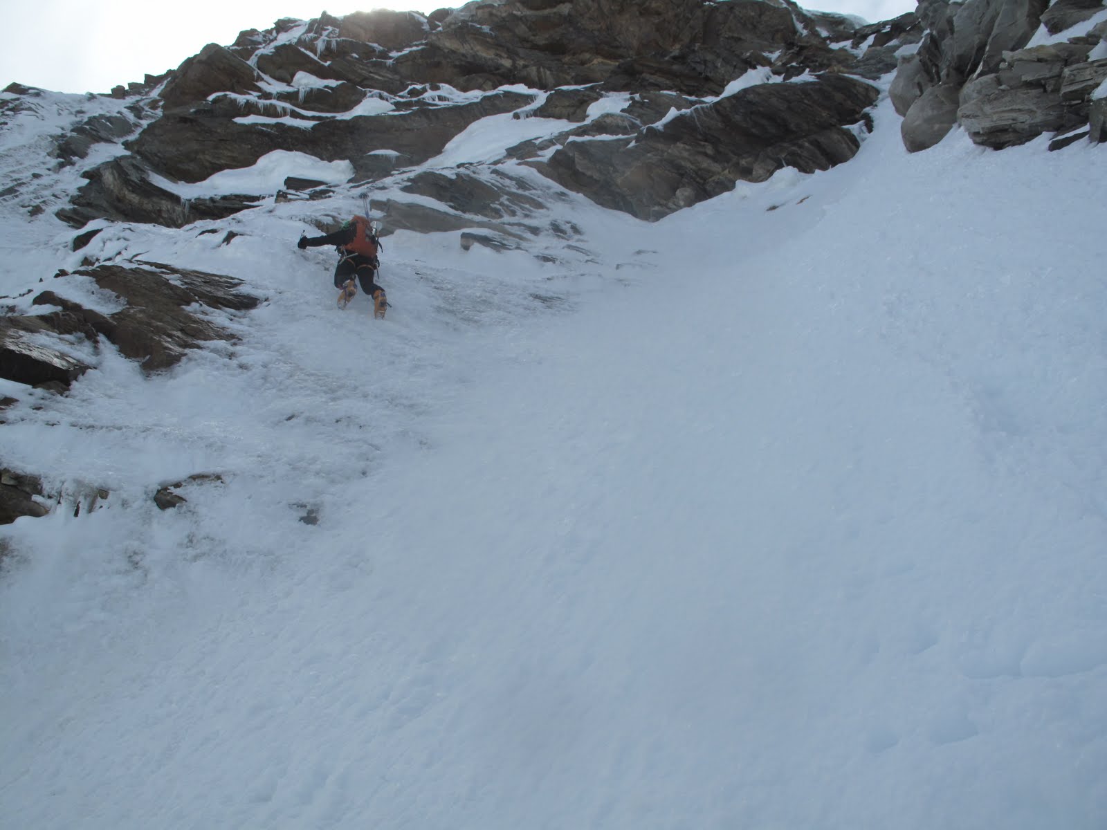 #6 Désescalade verrou inférieur : On y croyait mais ça n Désescalade verrou inférieur : On y croyait mais ça n'a pas fait à skis: il a fallu que je mouline Eric avec la corde et que je remette les crampons pour traverser 5 m. Peut-être qu'une année faste avec plus de neige ?