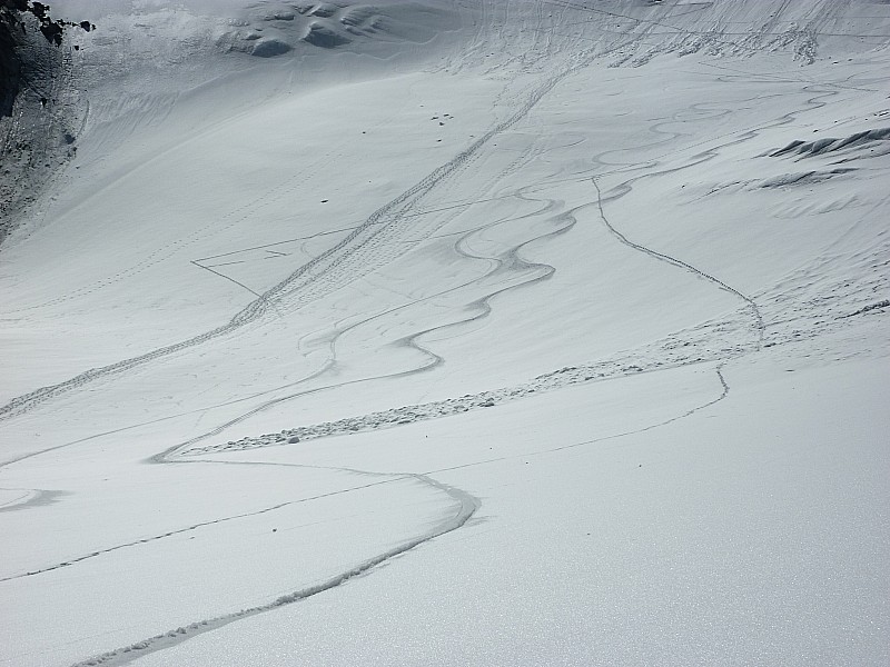 #15 Descente à 1h d Descente à 1h d'intervalle : On voit bien comment la neige travaille. A gauche Louis (il est moins lourd), à droite Bibi