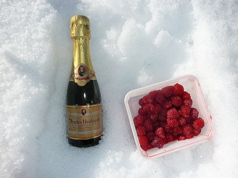 #8 Les éléments de la fête : Champagne et framboises Les éléments de la fête : Champagne et framboises