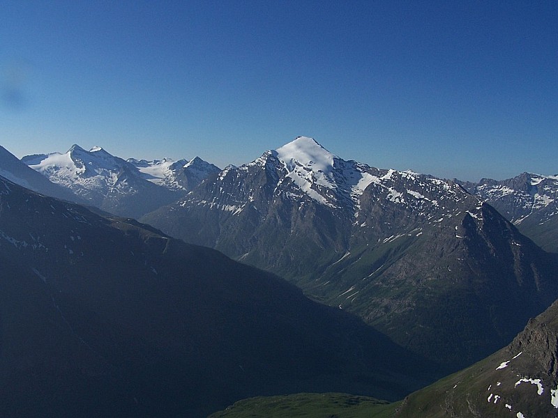 #5 Pointe des Buffettes : Depuis le sommet vu sur ke Charbonnel et la vallée d Pointe des Buffettes : Depuis le sommet vu sur ke Charbonnel et la vallée d'Averole.