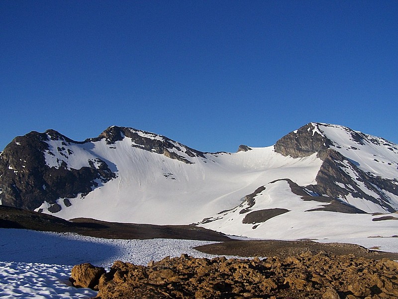 #2 Pointe des Buffettes : Depuis le col 3000, vu sur la pointe des Buffettes au centre et le glacier des Roches, et le signal de Mean Martin à droite. Pointe des Buffettes : Depuis le col 3000, vu sur la pointe des Buffettes au centre et le glacier des Roches, et le signal de Mean Martin à droite.
