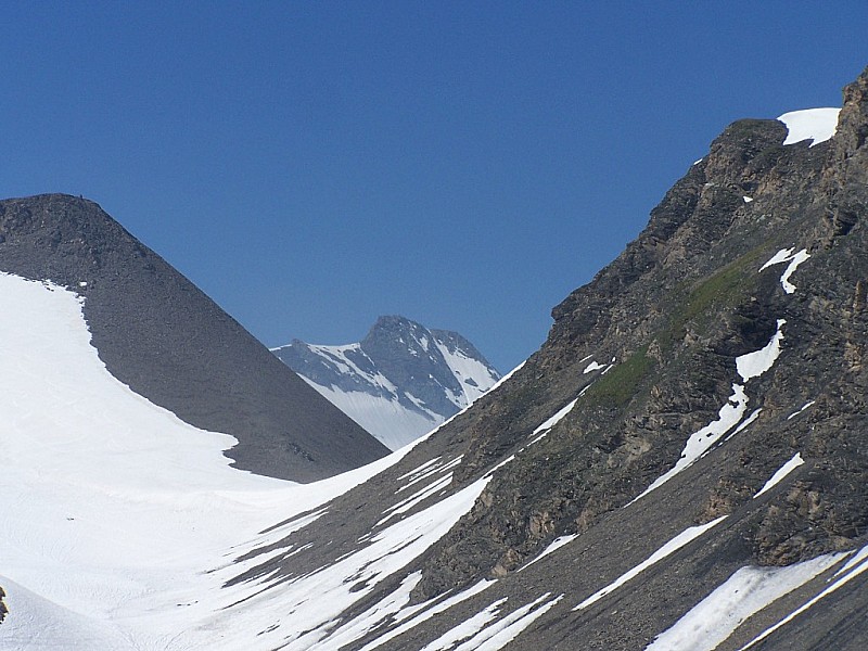 #3 Pointe des Buffettes : La Pointe de Mean Martin sort dans le col Bezin. Pointe des Buffettes : La Pointe de Mean Martin sort dans le col Bezin.