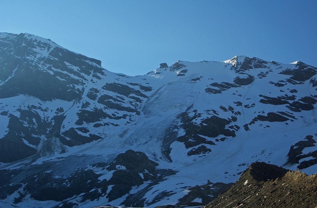 #3 L L'avalanche est partie de haut : Après un printemps 2010 généreux en chutes d'altitude... le début d'été chaud semble avoir déjà fait peser sa capacité de ravage. La face s'est dégarnie de son manteau, au niveau des ressauts supérieurs.
