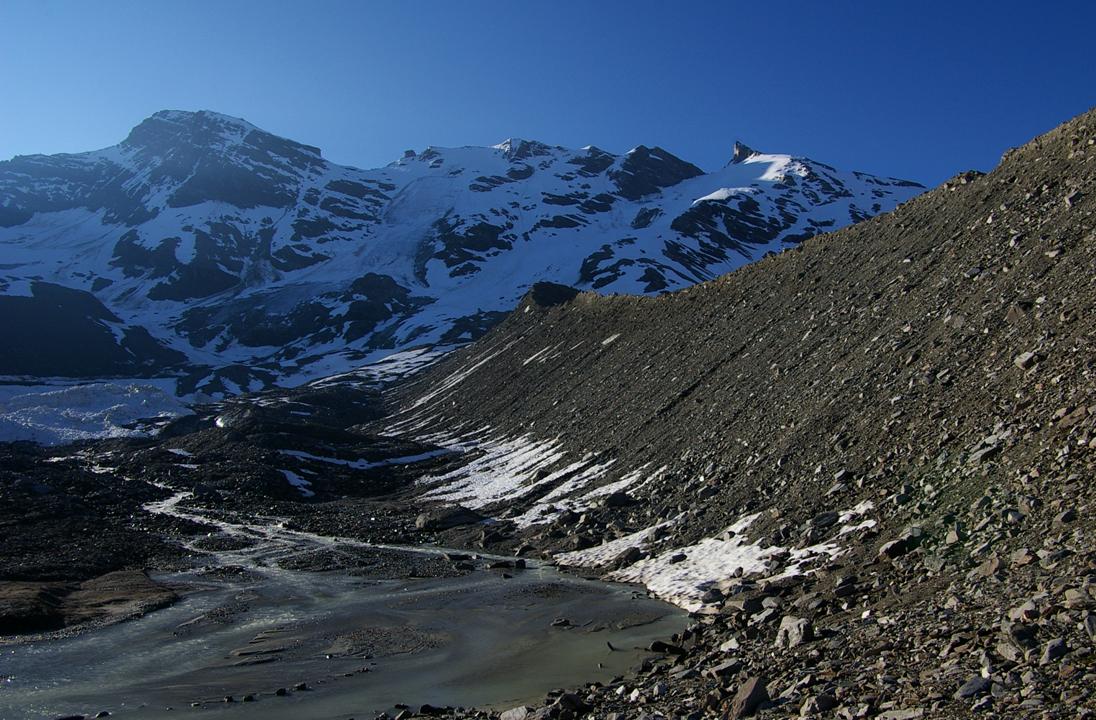 #2 Arrivée au vallon supérieur : Après 800m de montée en baskets... on découvre de vallon glaciaire de l Arrivée au vallon supérieur : Après 800m de montée en baskets... on découvre de vallon glaciaire de l'Invergnau.