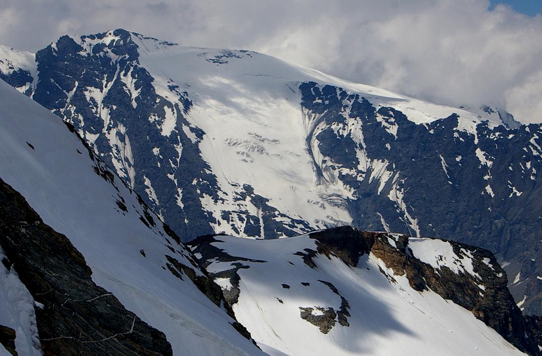 #6 Coup d Coup d'oeil sur les Plates : Coup d'oeil sur la chaîne frontière, avec en vis-à-vis, au dessus du plan sommital de la Becca Giasson (premier plan inférieur), la face NE des Plates des Chamois.