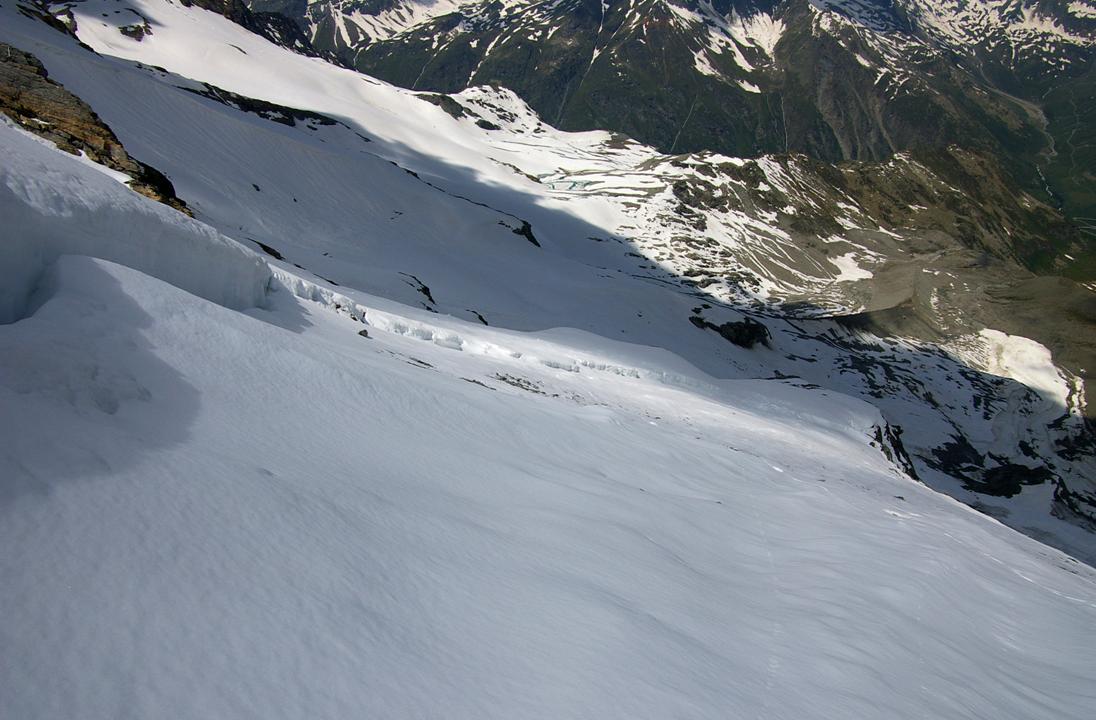#7 Descente... on y va : Belle neige de grésil sur la partie supérieure... mais sans dégel, grip rude... Attention également aux courts passages où la glace est plus proche, la neige fine masque des éclats de rochers et la glace bulée du glacier lui-mêm Descente... on y va : Belle neige de grésil sur la partie supérieure... mais sans dégel, grip rude... Attention également aux courts passages où la glace est plus proche, la neige fine masque des éclats de rochers et la glace bulée du glacier lui-mêm