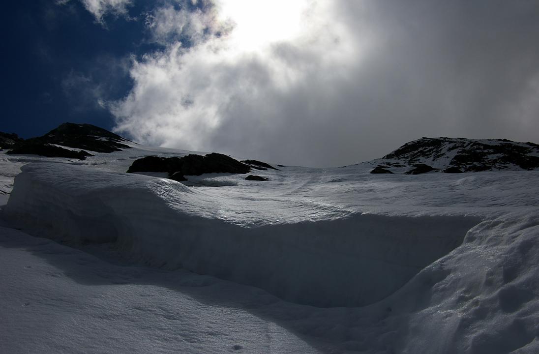 #5 Hauteur du décrochage : La rupture de l Hauteur du décrochage : La rupture de l'avalanche s'est réalisée sur 1,5m d'épaisseur, raclant toutes les accumualtions jusqu'à la glace. Cette dernière est recouverte maintenant de 5 à 10 cm de neige nouvelle issue des orages (grésil).