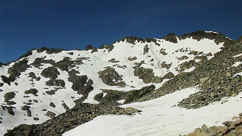 #3 Face SE du Pic : Au Sud c Face SE du Pic : Au Sud c'est bien déneigé malgré des accumulations locales deplusieurs metres