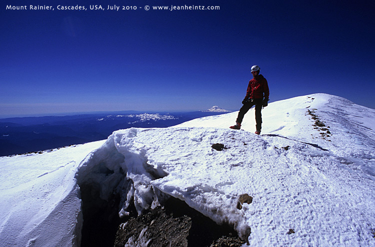 #8 Summit : Robert au sommet, 4392 m au-dessus de Puget Sound. On pense à Amar Andalkar, qui pris dans la tempête a dû passer la nuit dans les fumerolles du cratère... (il s Summit : Robert au sommet, 4392 m au-dessus de Puget Sound. On pense à Amar Andalkar, qui pris dans la tempête a dû passer la nuit dans les fumerolles du cratère... (il s'en est sorti)