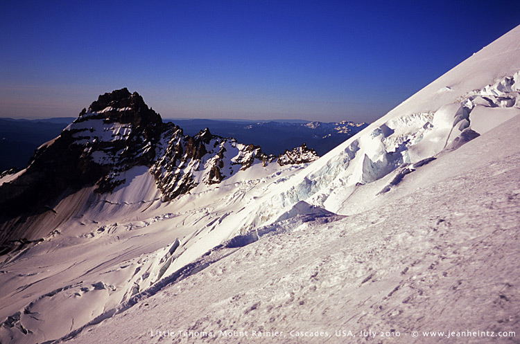 #13 Glaciaire : Glaciaire, c Glaciaire : Glaciaire, c'est le mot ... Little Tahoma depuis Glacier Emmons.