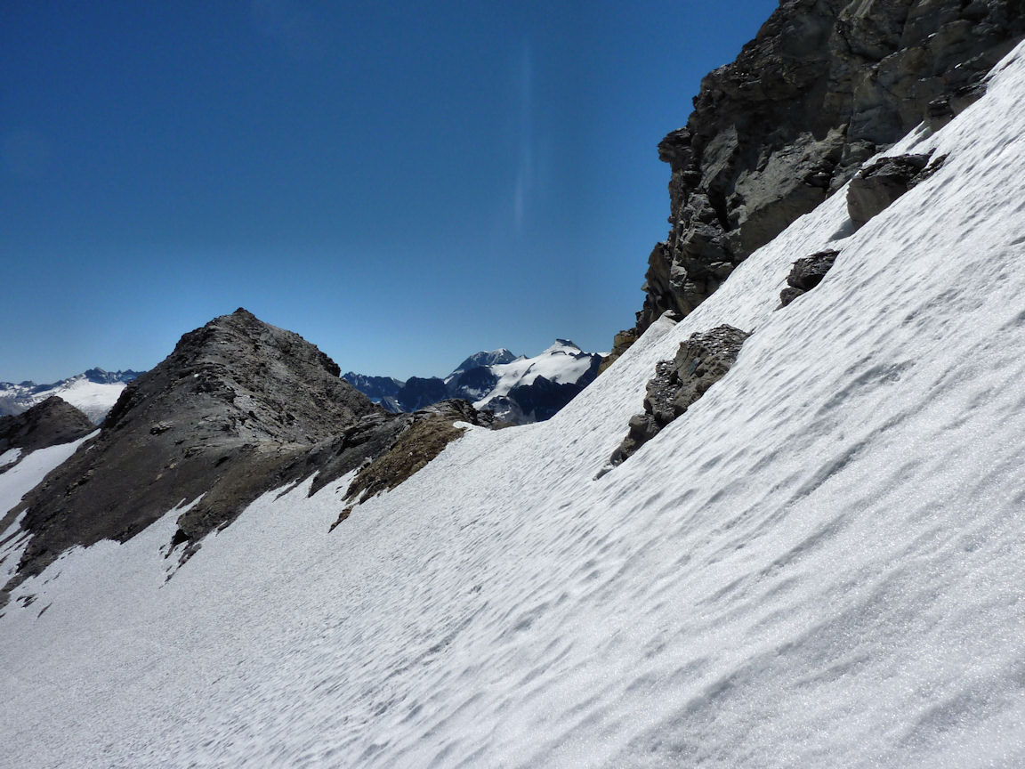 #9 A l A l'approche de la crête : La pente se redresse sur les derniers mètres. Les crampons sont nécessaires.