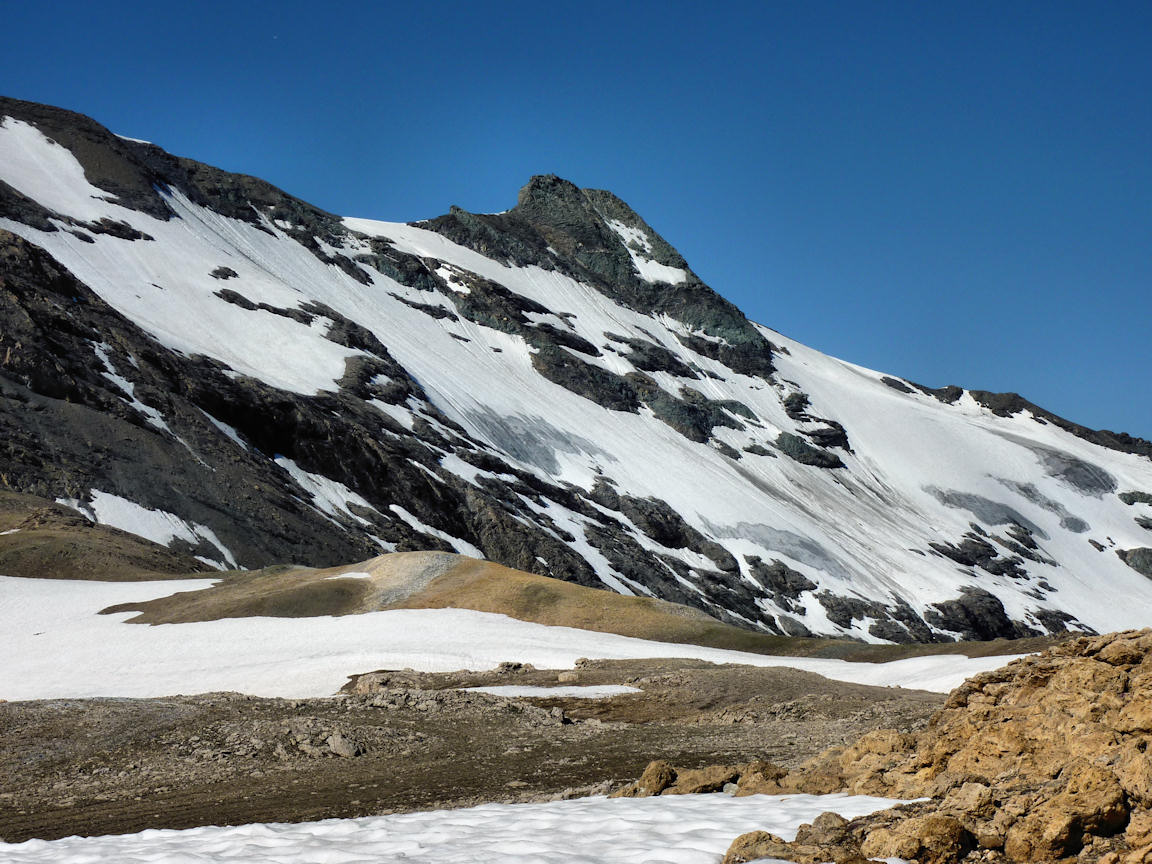#6 Pointe de Méan Martin : Dans les annnées 70-80, il était encore possible de descendre à ski le couloir qui partait du sommet. J Pointe de Méan Martin : Dans les annnées 70-80, il était encore possible de descendre à ski le couloir qui partait du sommet. J'ai le souvenir de l'avoir descendu un 15 aout au départ du Pont de la Neige.