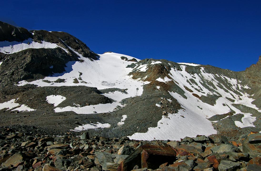 #2 Le glacier Percia : Sur les cartes, la face NNE du glacier Percia apparaît comme bien fournie. Il n Le glacier Percia : Sur les cartes, la face NNE du glacier Percia apparaît comme bien fournie. Il n'en est plus rien... seul le vallon central reste correctement recouvert de neige et de glace. Ailleurs, çà a déjà chauffé...
