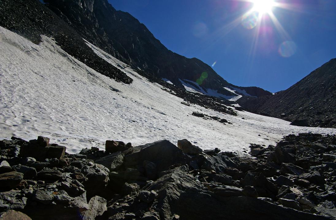 #15 Piège à neige : Sous la Costa des Aouilles, des grands névés durcis permettent de skier une conque orientée NNE et E, en déchaussant (définitivement pour 2009/2010) à 2850m. Piège à neige : Sous la Costa des Aouilles, des grands névés durcis permettent de skier une conque orientée NNE et E, en déchaussant (définitivement pour 2009/2010) à 2850m.