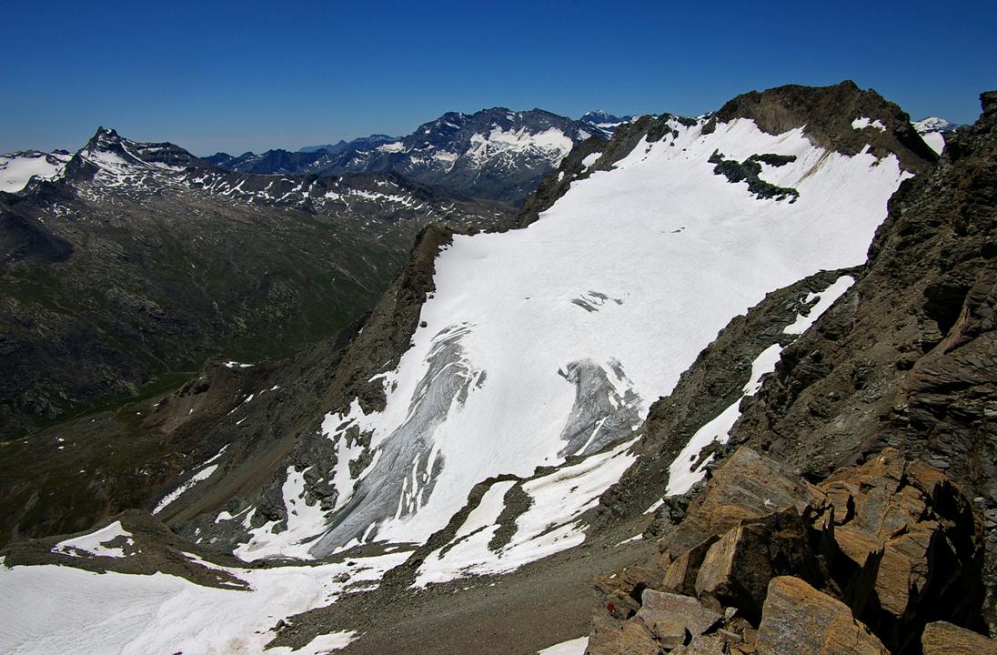 #8 Glacier de l Glacier de l'Aouille : Depuis le refuge V.Emmanuele on ne voit que lui... le cirque glaciaire de l'Aouille. Ici, nous le surplombons. Il faudra le pratiquer... un jour! En arrière fond la barrière des Levanna, et à gauche, Punta Foura, altière et iso