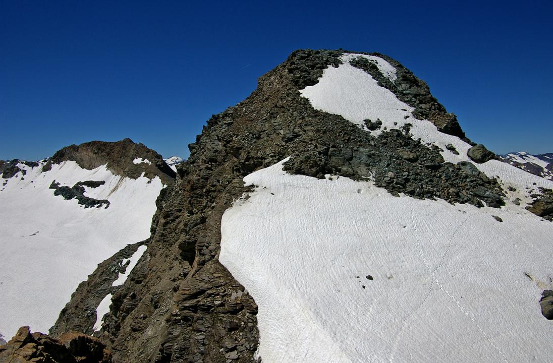 #7 La Cîme d La Cîme d'Entrelor : Vue depuis l'antécime... une descente à skis de 200m dans la face N, avant de rechausser skis puis piolet / crampons dans le bombement principal, puis sur l'arête sommitale.