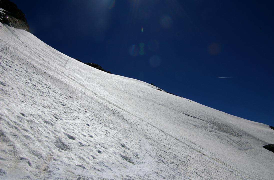 #14 Contrepente : Un petit passage raide, mais avec une neige en exposition NNW qui semblait attendre 14h30 pour engager un début de fonte. Les skis font merveille, et çà explique par soi tout le portage! Contrepente : Un petit passage raide, mais avec une neige en exposition NNW qui semblait attendre 14h30 pour engager un début de fonte. Les skis font merveille, et çà explique par soi tout le portage!