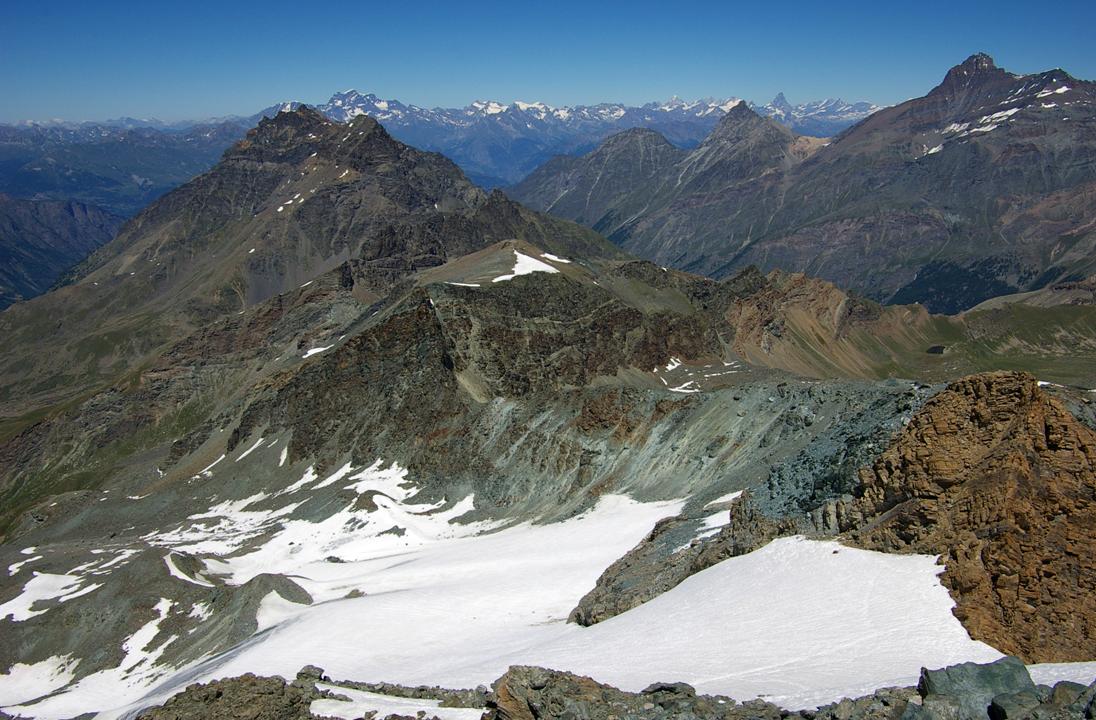 #10 Au sommet d Au sommet d'Entrelor : Vue sur le glacier d'Entrelor, et les schistes ocres, rouges et bleus du massif.