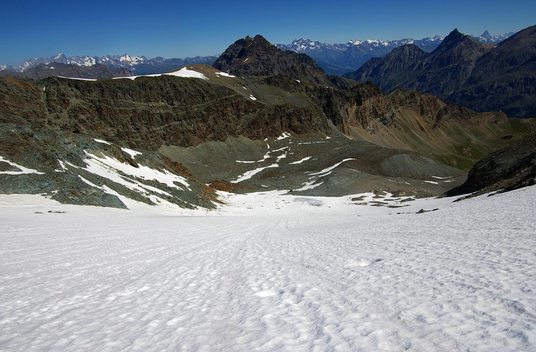 #4 Billard d Billard d'été : Au 2/3 du glacier Percia, la vue s'étend rapidement sur la chaîne frontière avec la Suisse. Un beau tas de schistes, Punta Bioula, tranche entre Val di Rhêmes et Valsavarenche. Il fait très beau et frais... on est bien à skis.