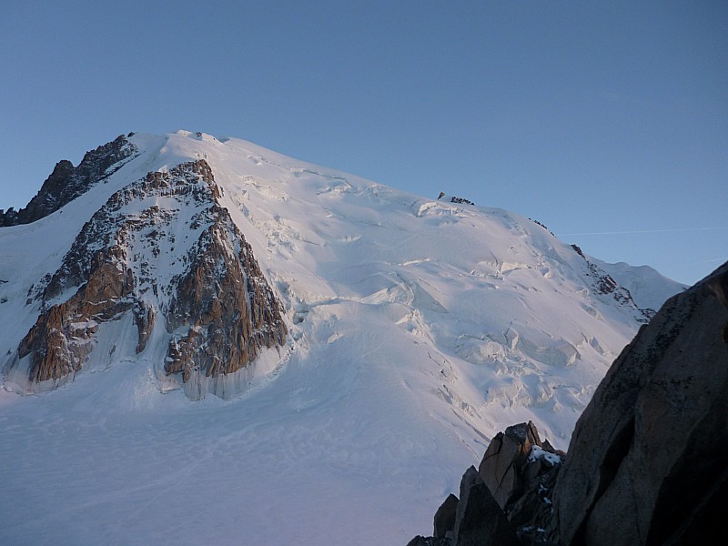 Voie Normale pour le Tacul : Le soleil couchant fait ressortir les reliefs de la face