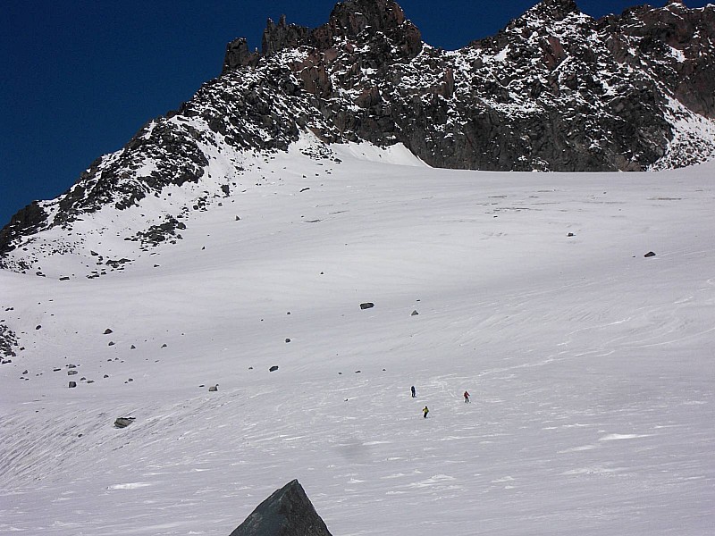#18 Arrivée au Col de Thorens : Je m Arrivée au Col de Thorens : Je m'associe à la balade pour ajouter une photo des 3 "bouillants". Il me semblait bien avoir reconnu Veloski, moi je montais à pied. Je me suis arrêté au milieu du glacier de Thorens. Bonne randos à tous.