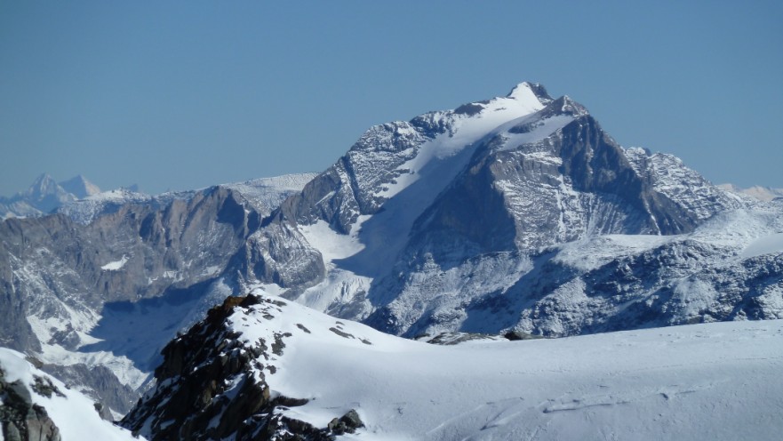 Cacequoi pour les nuls : Le gros sommet au milieu, c'est la question "Cacequoi pour les nuls"...
Et les 2 pointus tout à gauche, c'est la question "Cacequoi"
Les formes sont évidentes mais au début je n'y ai pas cru !