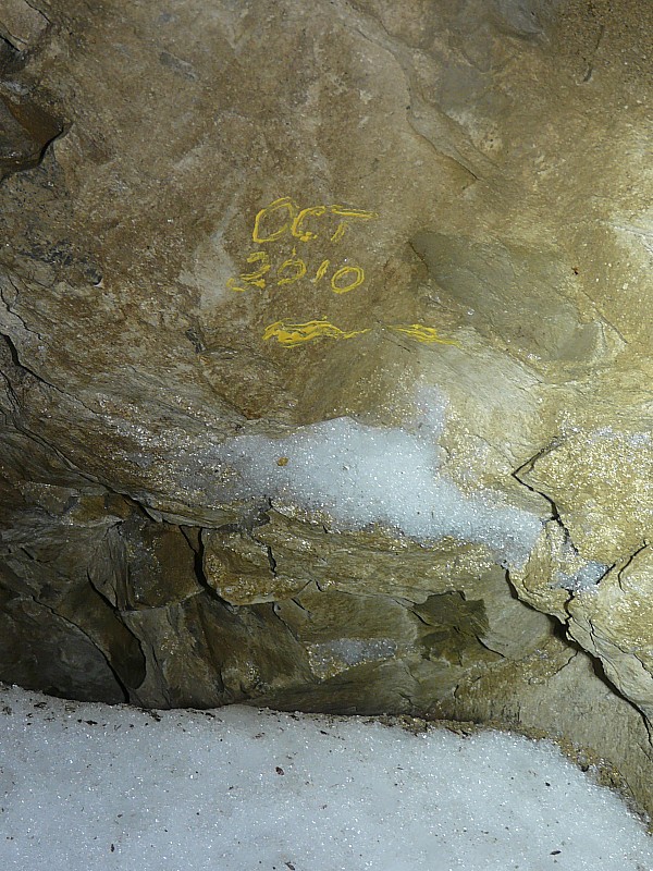 #5 Témoignage de glaciation : Une petite marque histoire de mesurer l Témoignage de glaciation : Une petite marque histoire de mesurer l'ampleur de la débâcle glaciaire en milieu souterrain!
La marque apparait comme décalée par rapport au niveau de la neige, c'est un effet d'optique dû à la photo.