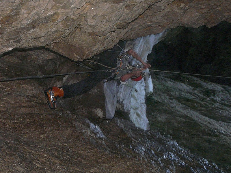 #8 Passage de noeud : Pas évident, le passage de noeud à la remontée. Entre ce résidu de névé et le haut du cône, nous avons dû mettre plus de 6 m de corde. Passage de noeud : Pas évident, le passage de noeud à la remontée. Entre ce résidu de névé et le haut du cône, nous avons dû mettre plus de 6 m de corde.