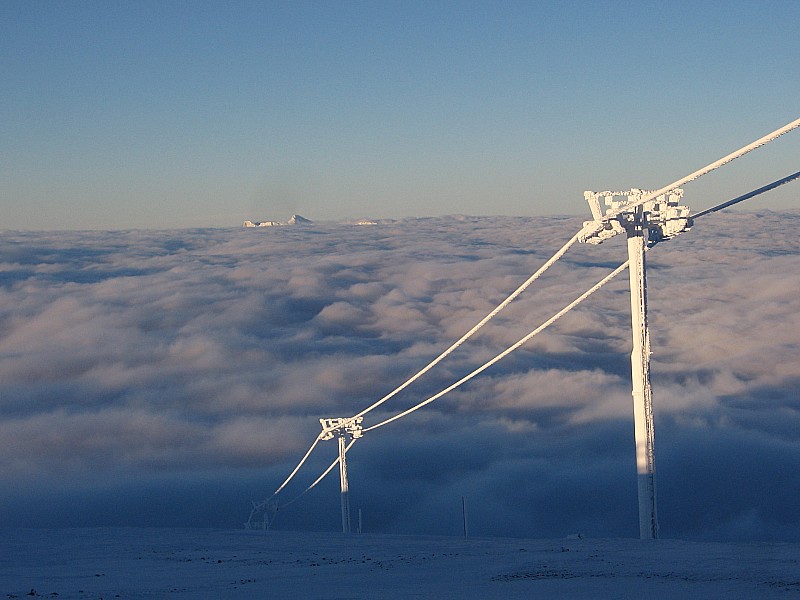 #2 Mer de nuage matinale : la Grande Moucherolle et les Deux Soeurs émergent Mer de nuage matinale : la Grande Moucherolle et les Deux Soeurs émergent