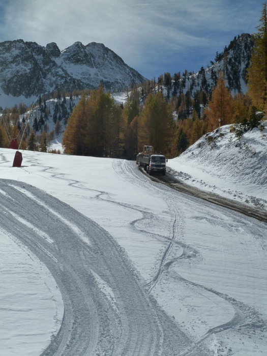 Le chantier en bas : Faut choisir son engin de glisse, dameuse, skis ou 15 tonnes...