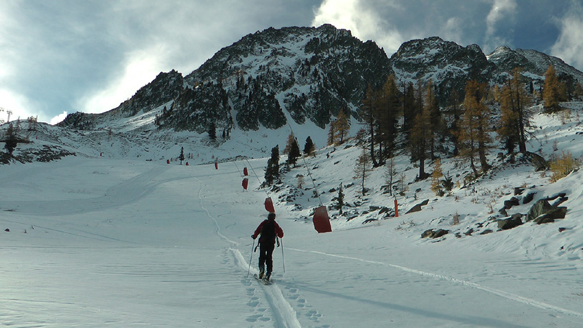 La piste de la Valette est bien enneigée, bonne poudre à la descente vvv