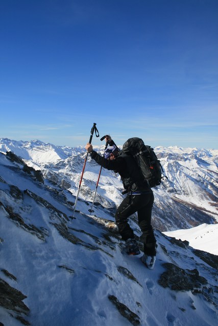 Jérôme : à l'assaut du sommet sans les skis pour éviter de de s'étaler au milieu des cailloux à la descente ...