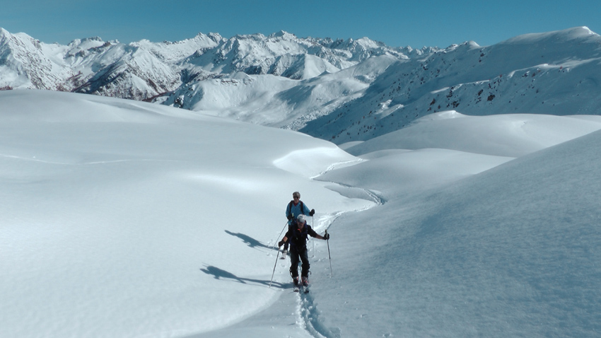 #9 Bel enneigement dans le haut vallon de l Bel enneigement dans le haut vallon de l'Alpe.
Mt Ténibre et secteur Vens en A/R plan