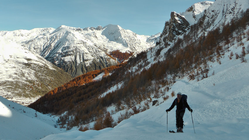 #7 Après le secteur avalancheux, sous la crête de la Blanche. Secteur Tortisses / Morgon en toile de fond Après le secteur avalancheux, sous la crête de la Blanche. Secteur Tortisses / Morgon en toile de fond