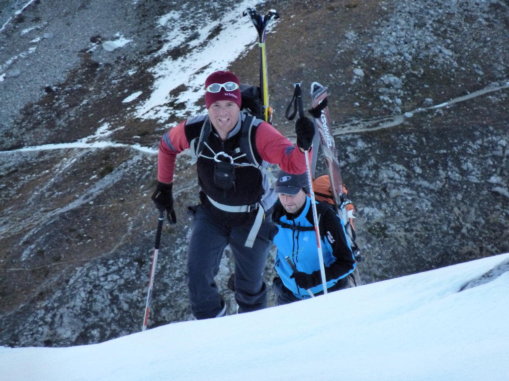 #1 Crampons au pieds : David et Pascal en termine avec la rude pente proposée en guise d Crampons au pieds : David et Pascal en termine avec la rude pente proposée en guise d'échauffement.