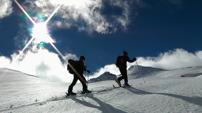 On approche du col de l'Escuzier, la tête de Cristel apparait entre Cathy et Domi.