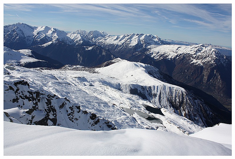 #4 Depuis le Dôme : Depuis le Dôme des Petites Rousses, vue plongeante sur les Lacs et l Depuis le Dôme : Depuis le Dôme des Petites Rousses, vue plongeante sur les Lacs et l'Alpe d'Huez. Enneigement très correct.